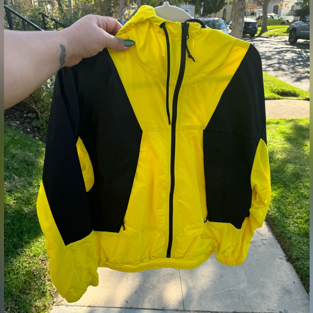 WMNS MD The North Face Peril Wind Windbreaker - Lemon Hooded Light Jacket